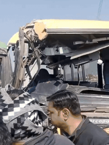 हादसे के बाद क्षतिग्रस्त हुई नीरजा मोदी स्कूल की बस।