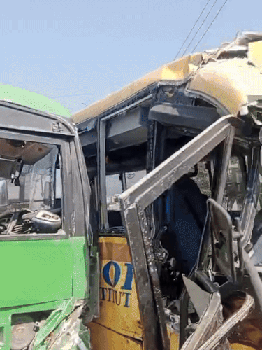 हादसे के बाद मौके पर जमा हुई लोगों की भीड़।