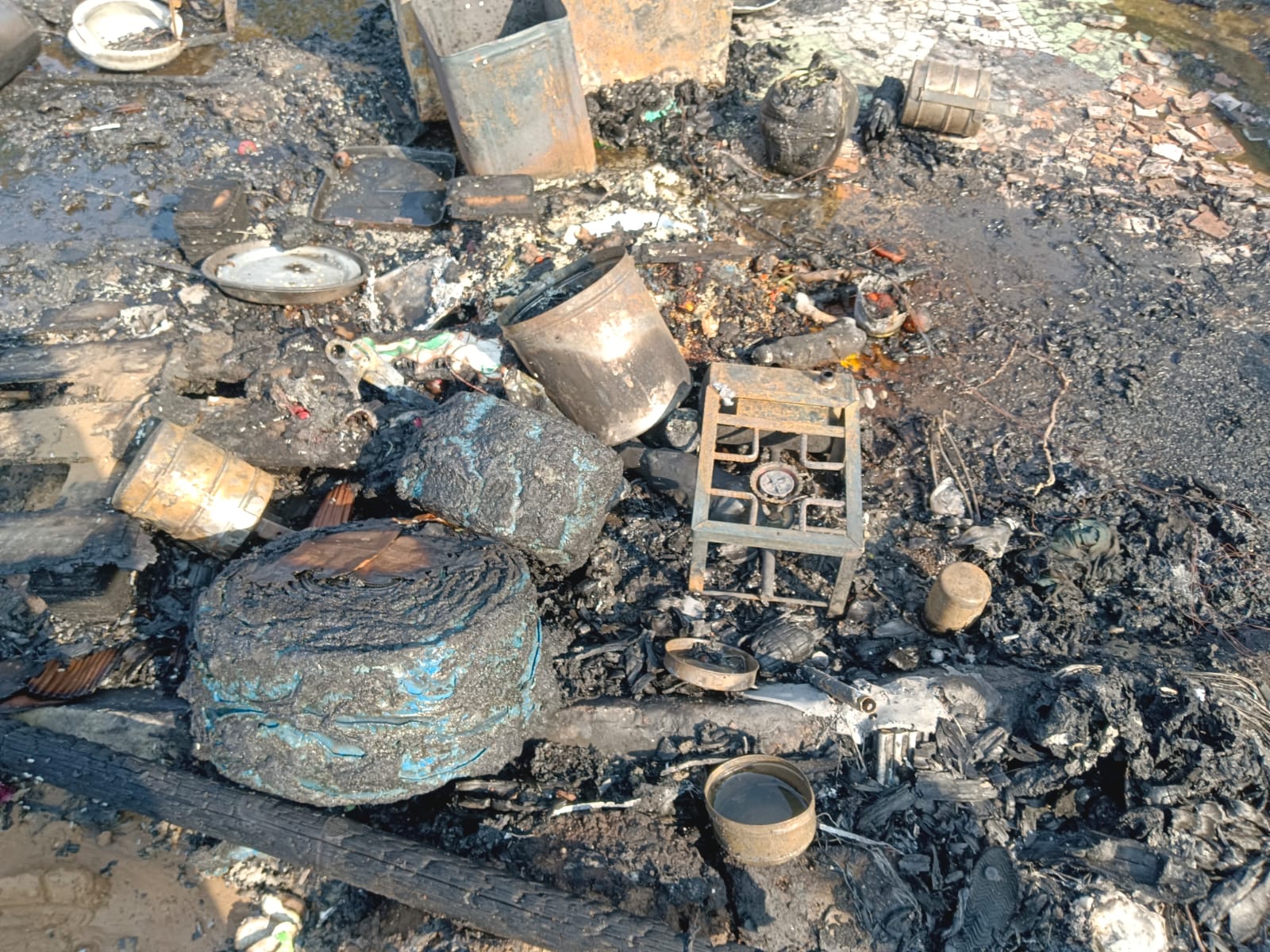 मौके पर स्टोव, गैस की छोटी टंकी भी रखी हुई थी।