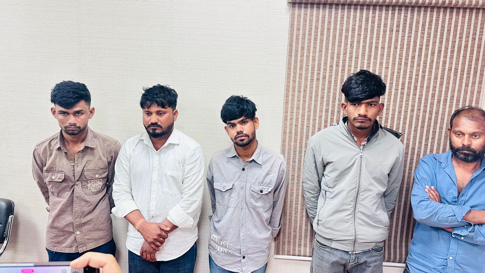 चाकूबाजी की घटना करने वाले बदमाशों को पुलिस ने पकड़ा।