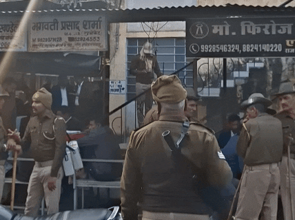 कड़ी सुरक्षा के बीच आरोपियों को कोर्ट में पेश किया गया।