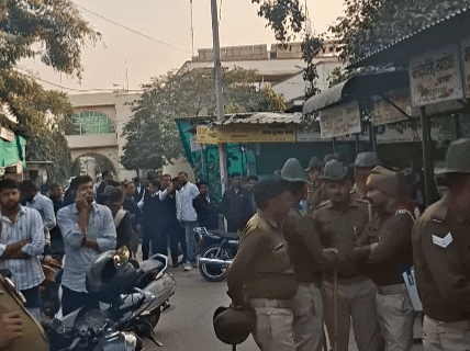 आज आरोपियों की पेशी के दौरान कोर्ट परिसर में काफी भीड़ रही।