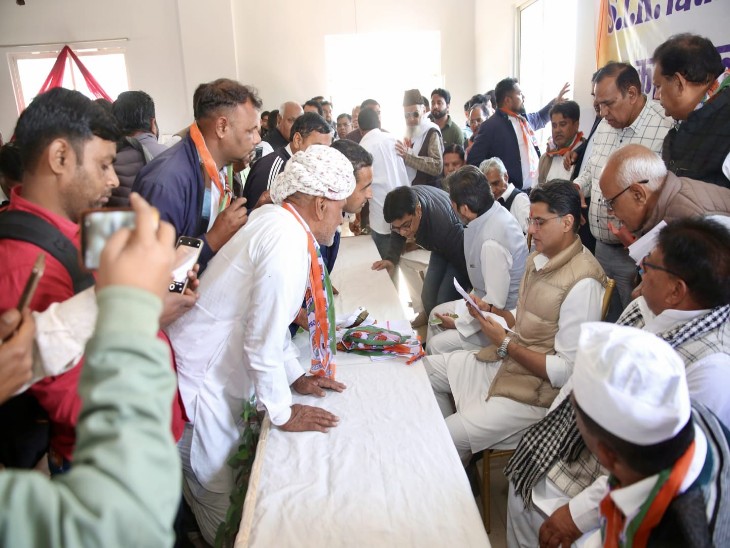 कार्यशाला में बुजुर्ग कार्यकर्ता की समस्या सुनते पायलट।