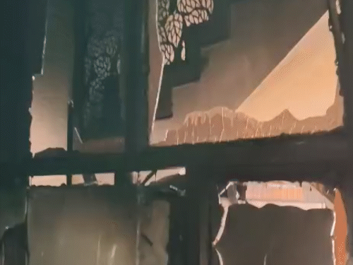 फिलहाल आग लगने के कारणों का पता नहीं चल पाया है। शॉर्ट सर्किट या अन्य कारणों को लेकर संभावना जताई जा रही है, लेकिन इसकी आधिकारिक पुष्टि नहीं हुई है।