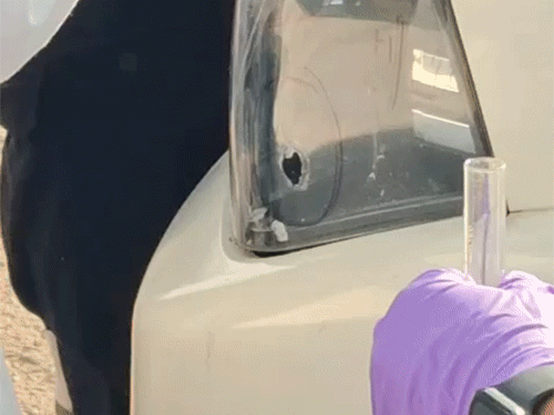 एनकाउंटर के दौरान गाड़ी पर लगी गोली।