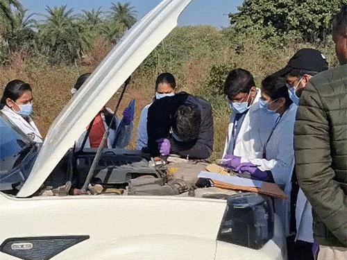 एनकाउंटर के बाद मौके पर सबूत जुटाती फोरेंसिक टीम।