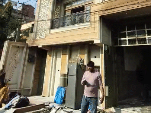 राजधानी जयपुर के आदर्श नगर थाना क्षेत्र स्थित बी-249, महंतों की बगीची में बुधवार सुबह उस वक्त हड़कंप मच गया जब किन्नर गुरु मुन्नी बाई के मकान में अचानक भीषण आग लग गई।