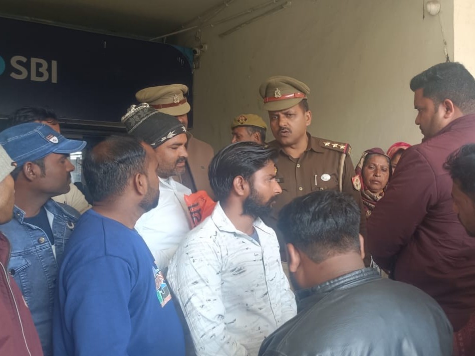 खाताधारकों को पुलिस ने कार्रवाई का आश्वासन दिया।