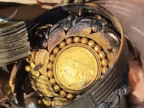 आग की चपेट के बावजूद बचे पांच सौ के नोटों की गड्डी और गहने।