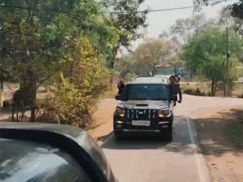 ब्लैक स्कॉर्पियो में सवार होकर विंडो से स्टूडेंट्स बाहर निकले और वीडियो बनाए।