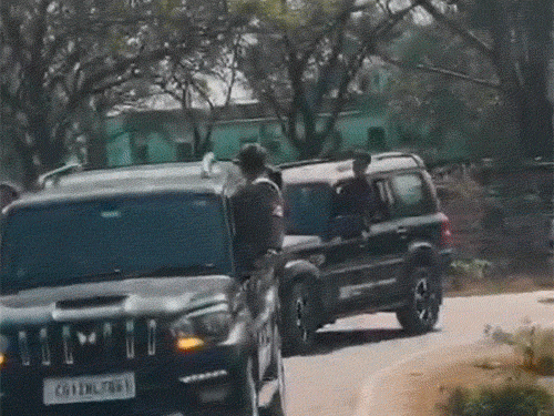 पुलिस वायरल वीडियो के आधार पर वाहन मालिकों की तलाश में जुटी है।