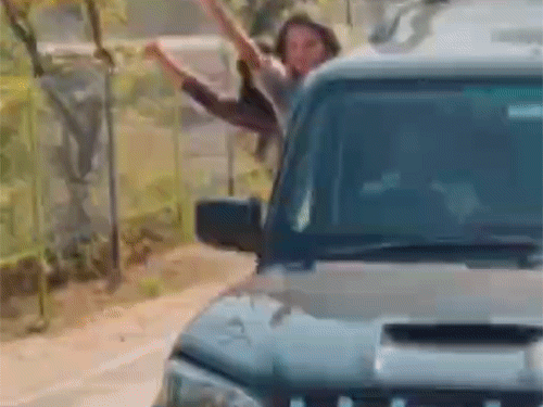 गाड़ी में लड़कियां भी सवार थीं, जो कि विंडो से बाहर निकलकर वीडियो के लिए पोज देते दिखीं।