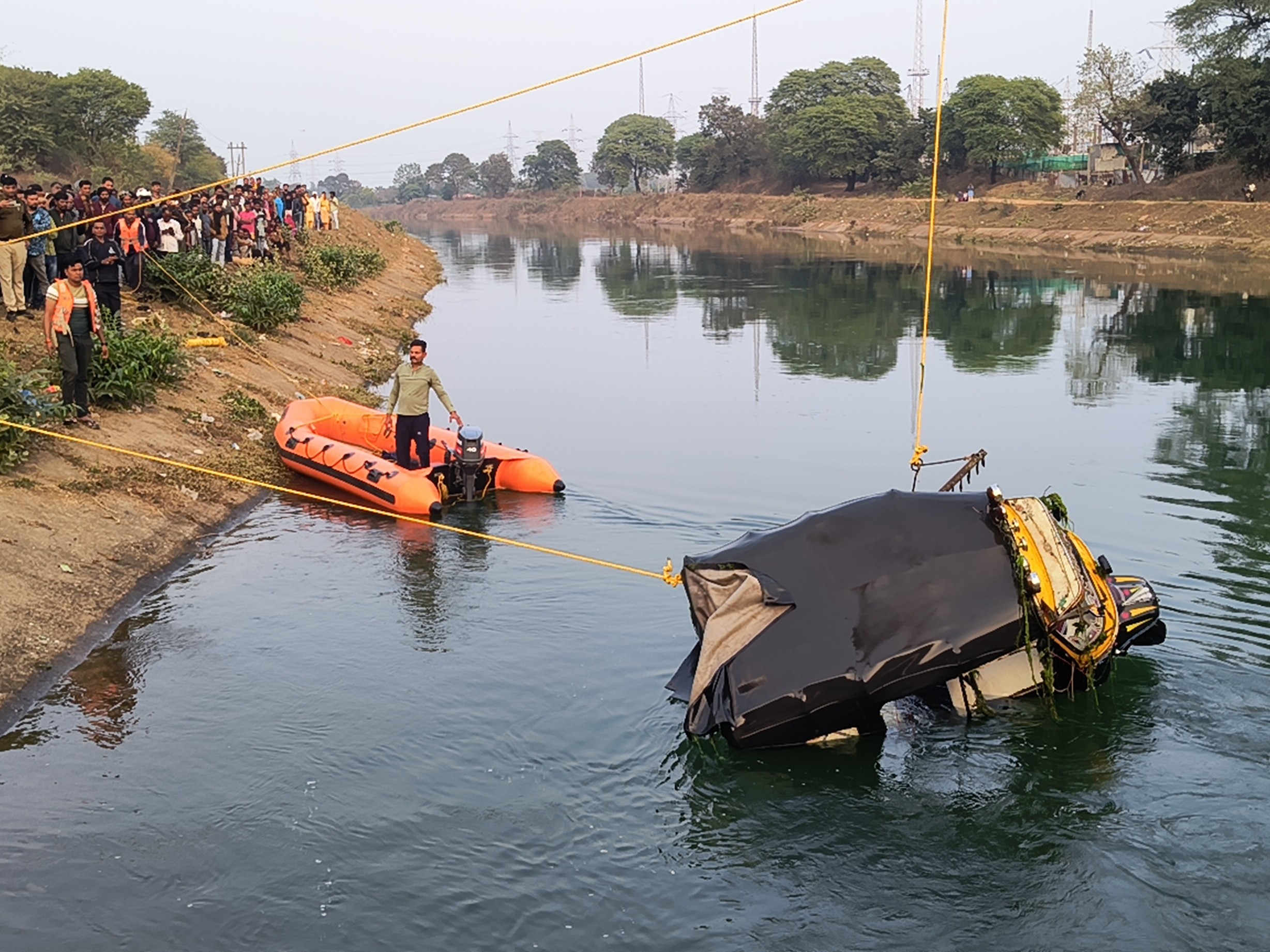 इटारसी में बड़ा हादसा : नहर में पलटा ऑटो, एक युवक लापता