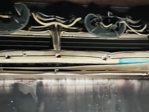 ग की चपेट में आने से घर में रखे कपड़े, बेड, एयर कंडीशनर (एसी) नष्ट हो गए।