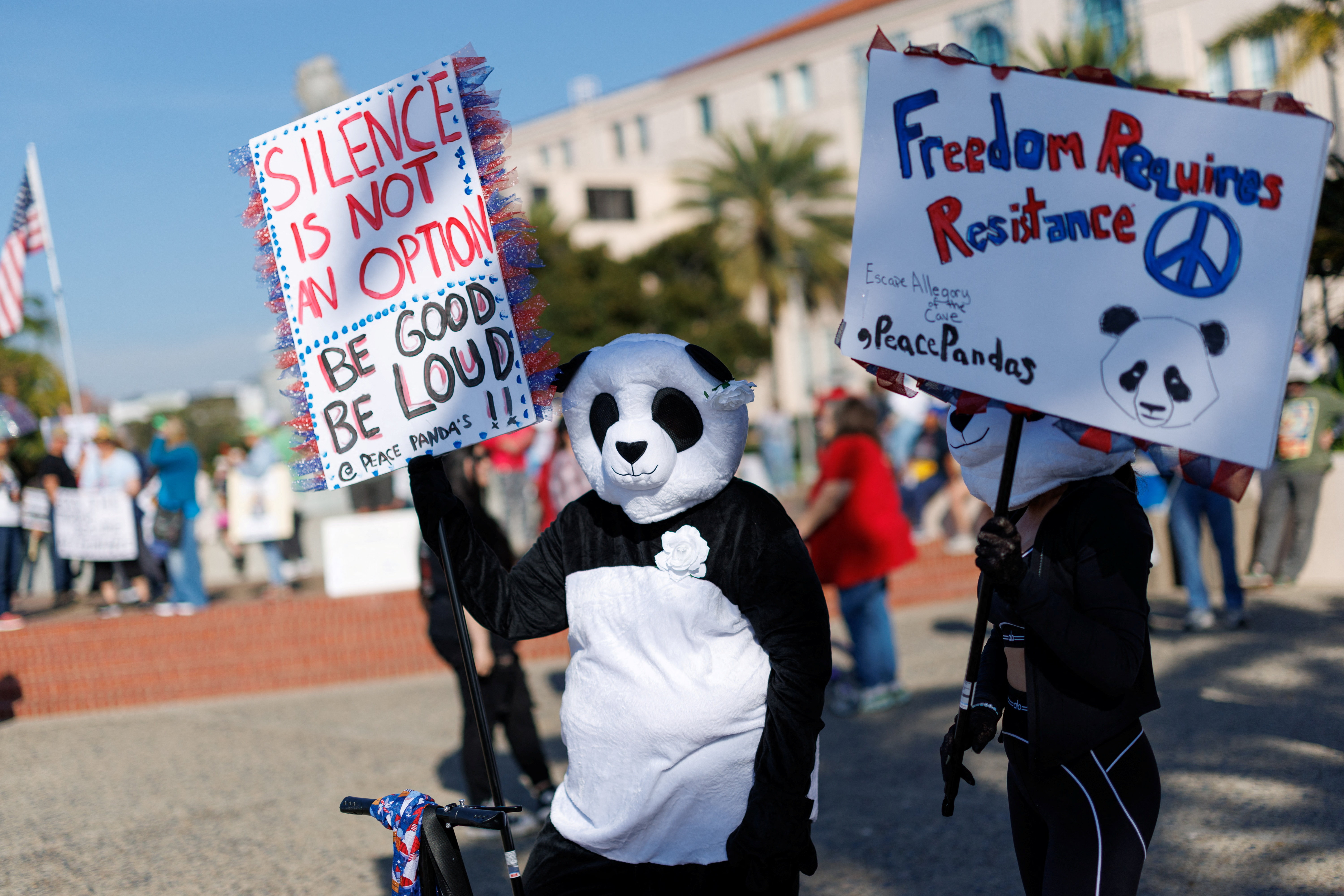 पांडा का कॉस्ट्यूम पहनकर आए प्रदर्शनकारियों ने लोगों से चुप न रहने की अपील की।