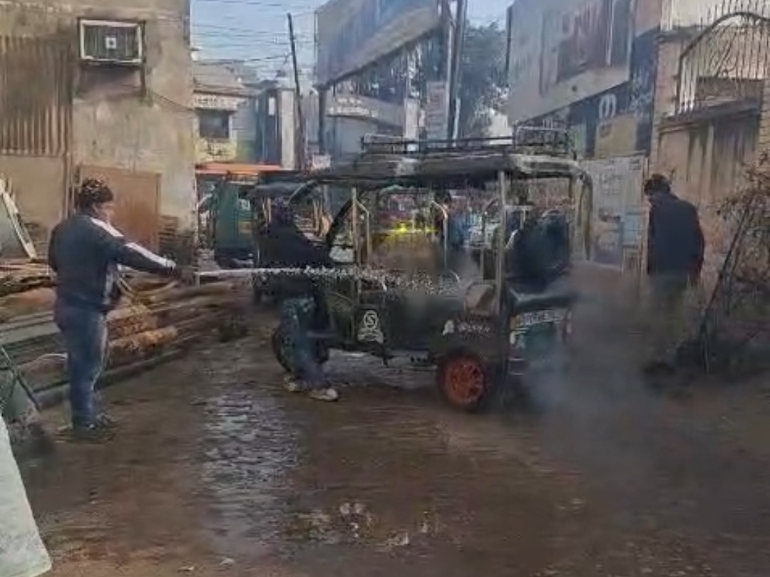 Sardhana E-Rickshaw Fire | Devi Temple Incident; Passengers Safe