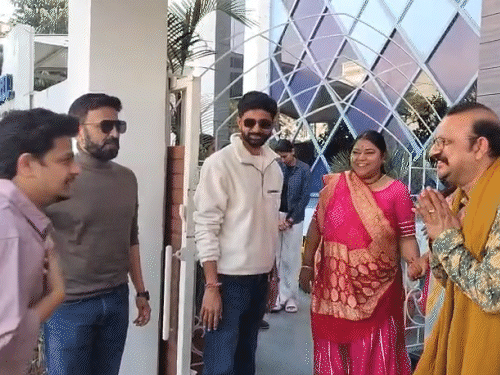 फिल्म की टीम ने कहा कि लालो मूल रूप से गुजराती भाषा में बनी है, लेकिन इसे अब हिंदी में डब किया गया है।