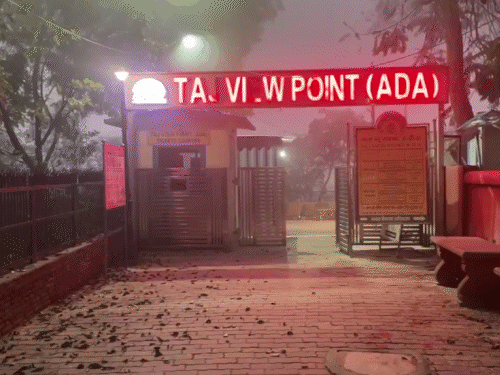 आगरा में सुबह घना कोहरा छाया रहा। पहाड़ों से आने वाली हवाओं से गलन बरकरार है। ताजमहल पूरी तरह कोहरे में छिप गया।