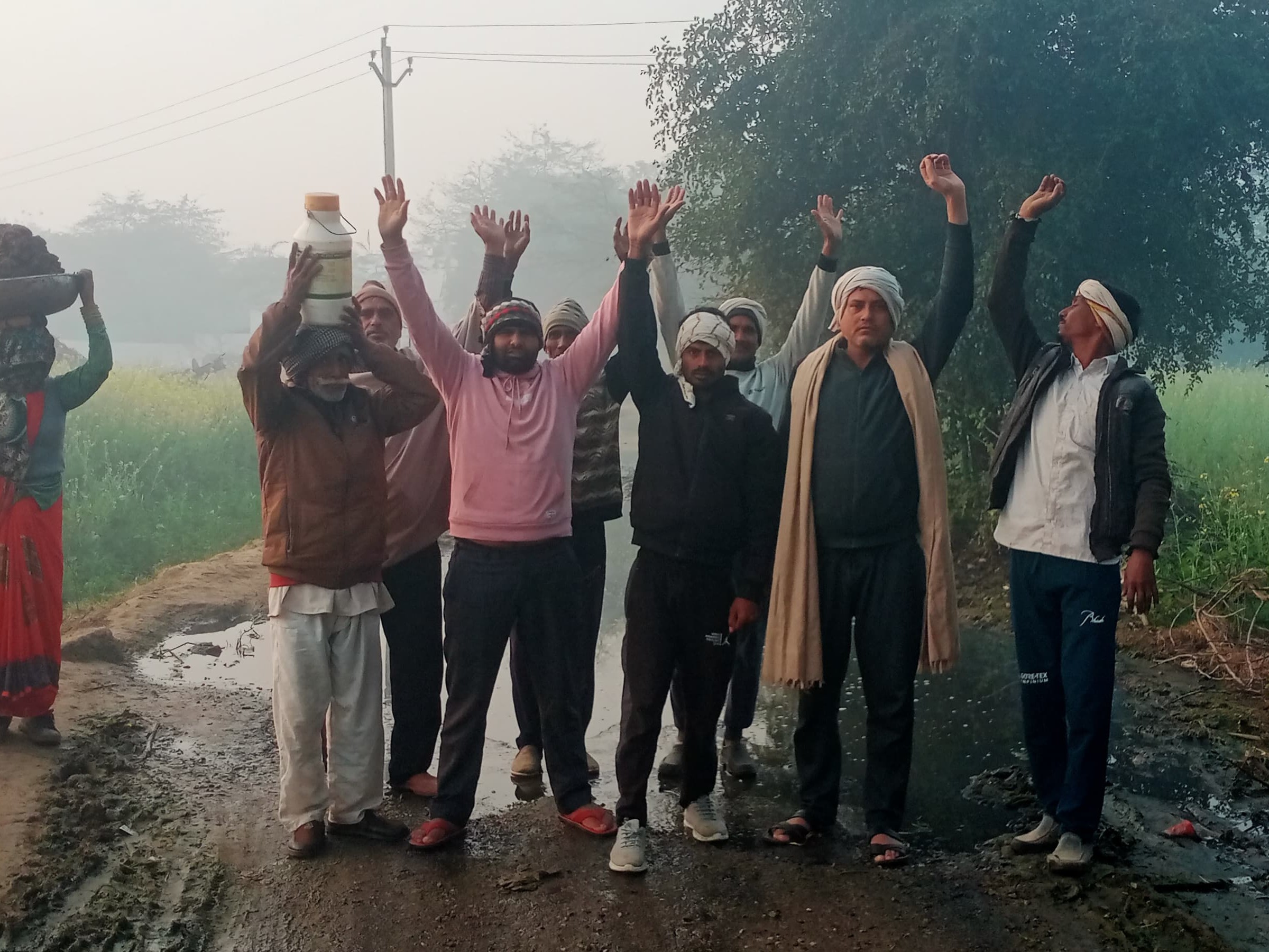 समाजसेवी एडवोकेट महेश लखनपुर के तत्वावधान में ग्रामीणों ने प्रदर्शन किया।