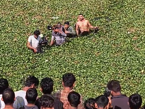 दोनों पायलट को स्थानीय लोगों ने तालाब से बाहर निकाला। लोगों ने जय जवान जय किसान के नारे लगाए।