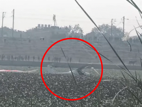 ये वही तालाब है, जहां एयरक्राफ्ट गिरा। दलदली इलाका है। एयरक्राफ्ट तक कोई टीम नहीं पहुंच पाई है। तेज आवाज सुनकर आसपास के सैकड़ों लोग मौके पर पहुंच गए।