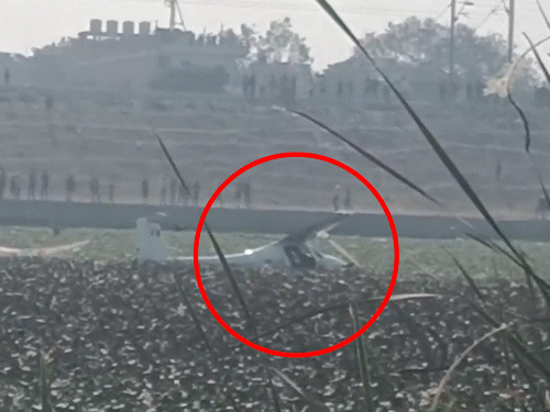 स्थानीय लोगों ने बताया- 2 लोग पैराशूट से कूदे थे, वह तालाब में गिरे। उनको बाहर निकाला गया।