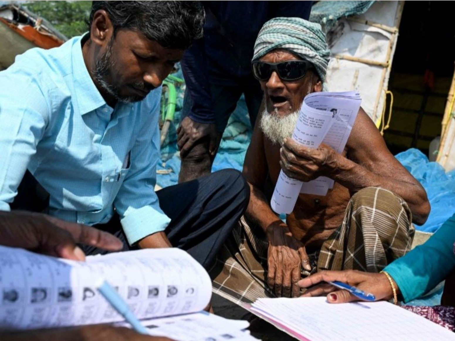 पश्चिम बंगाल में 1.25 करोड़ वोटर्स को नाम-उम्र में गड़बड़ी पर नोटिस जारी किए गए हैं। File - Dainik Bhaskar
