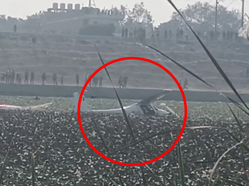 एयरक्राफ्ट तालाब के बीचों-बीच गिरा। वह दलदली इलाका है। ऐसे में एयरक्राफ्ट तक कोई टीम नहीं पहुंच पाई है।