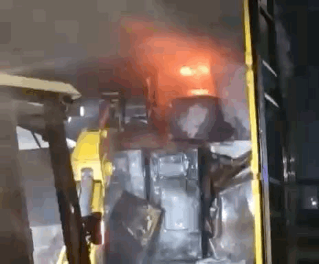 जेसीबी से कंटेनर की बॉडी को तोड़ा गया।