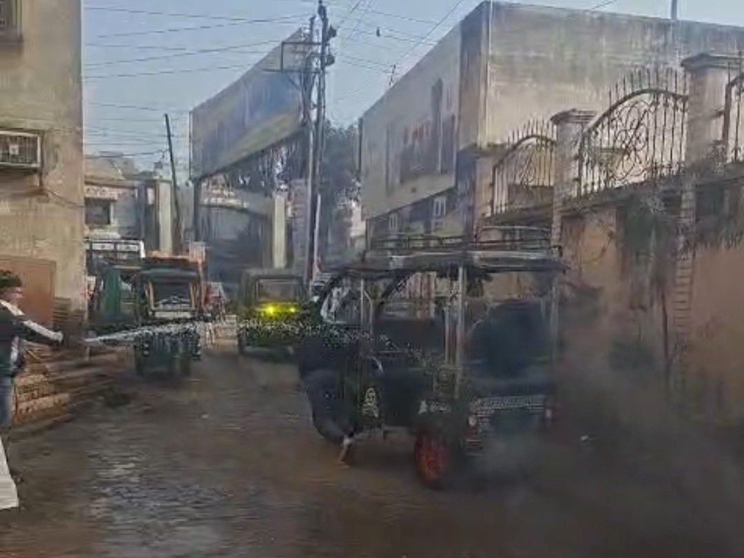 Fire Rickshaw Sardhana E-Rickshaw Fire | Passengers Safe, Locals Douse Flames