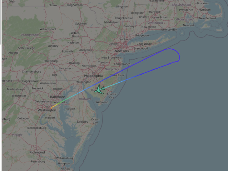 एयरफोर्स वन टेक ऑफ के कुछ देर बाद ही वॉशिंगटन लौट आया।