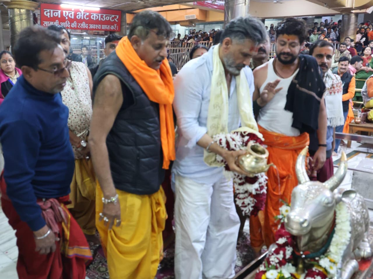 नंदी महाराज को जल अर्पित करते हुए सुनील शेट्‌टी।