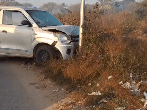 तीनों गैंगस्टर इसी कार में सवार थे। खंभे से टकराकर कार भी क्षतिग्रस्त हो गई।