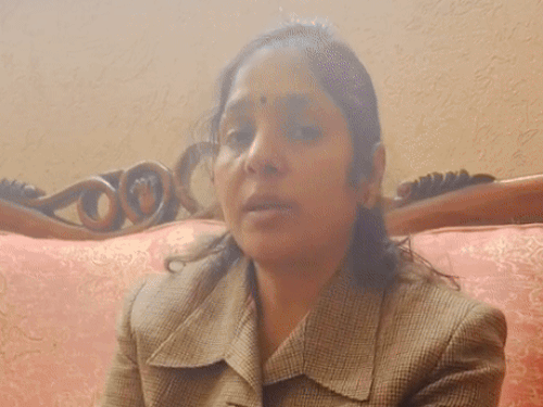 दीप्ति त्रिपाठी धमकी के बारे में जानकारी देती हुईं।