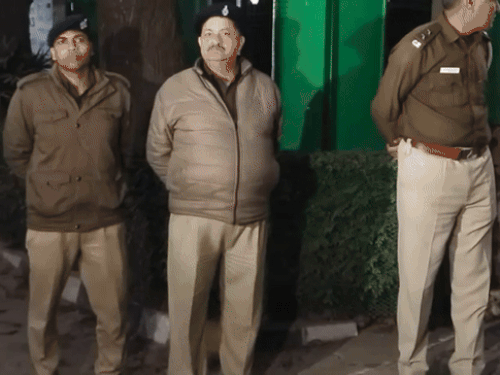 पंचकूला में दीप्ति के घर के बाहर मौजूद पुलिस कर्मचारी।