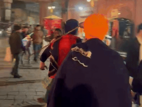 महंत की पिटाई करते हुए निहंग।