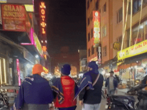 महंतों की तलाश में हेरिटेज स्ट्रीट पर घूमते निहंग।द्ध