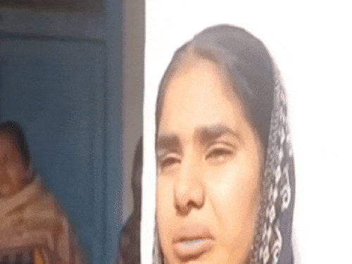 जालंधर में बेअदबी के बाद पवित्र स्वरूप को कमेटी ने उठा लिया। इसके बाद संगत गुरु की विदाई पर भावुक हो गई।