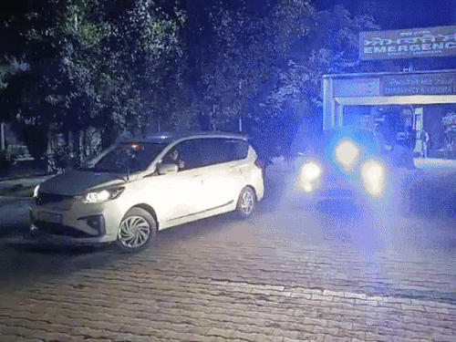 आरोपियों को सिविल अस्पताल से मेडिकल करवाकर ले जाते हुए अफसर।