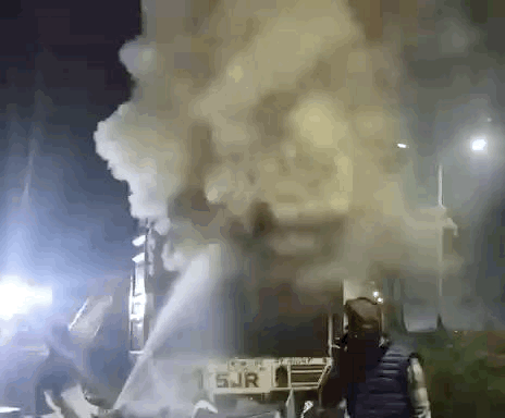 चारों ओर धुंए का गुब्बार लगा रहा।