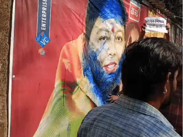 हिंदू संगठन के कार्यकर्ताओं ने महापौर के फोटो पर कालिख पोत दी।