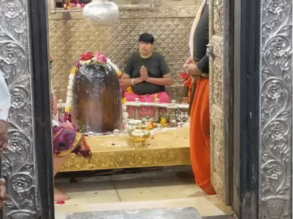 अभिनेता सुनील शेट्‌टी ने भगवान महाकाल के दर्शन कर आशीर्वाद लिया।