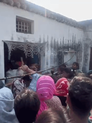 घटना से नाराज महिलाओं ने ईशा की पिटाई कर दी।
