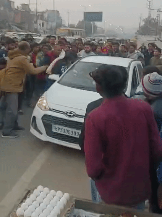 मंगलवार को अंशिका बर्थडे मना रही थी। तभी अस्पताल के मैनेजर विशाल रंगदारी के 20 हजार रुपए लेकर पहुंचे। पैसे कम होने को लेकर उसकी कहासुनी हो गई।