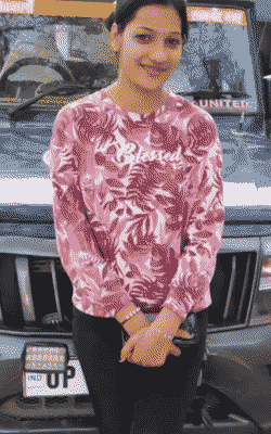 अंशिका की पुलिस वालों के साथ भी कई तस्वीरें हैं। उसने थाने-कोतवाली में जाकर पुलिस की गाड़ियों के साथ रील बनाई हैं।