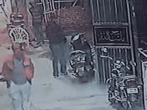 ये विजुअल जांच टीम के पहुंचने के बाद का है। आरोपी उजैद उस वक्त मेरठ शहर में ही था। घर के बाहर लगे सीसीटीवी में नजर आया। स्कूटी के पास टहल रहा युवक उजैद है। वह बाद में फरार हो गया।