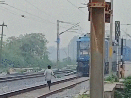 कोरबा जिले में मालगाड़ी के सामने रील्स बनाने दौड़ने का वीडियो वायरल हुआ था।