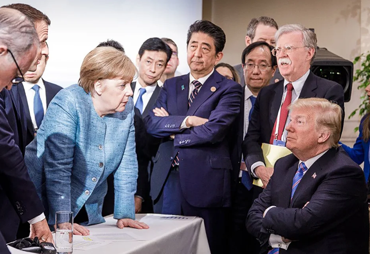 2018 की G-7 मीटिंग की इस तस्वीर में नाटो सदस्य ट्रम्प को घेरते हुए।