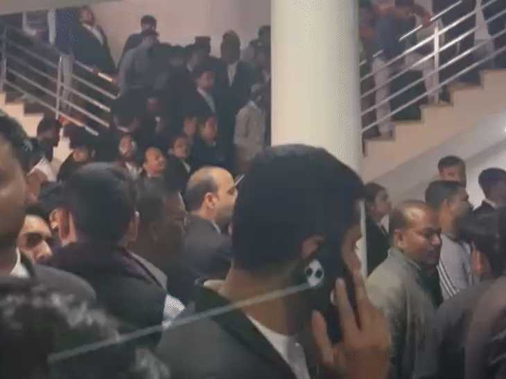 आरोपियों को घेरने कोर्ट के ग्राउंड फ्लोर पर वकीलों की भीड़।