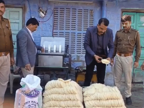 स्वास्थ्य विभाग की टीम ने मौके से सैंपल लिए। इसके साथ ही 110 किलो फीणी को नष्ट करवाया।